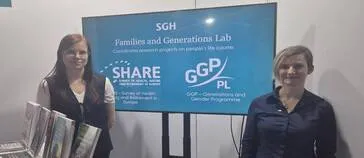 Zdjęcie Wiktorii Bąchorek oraz Marty Bryzek, z ekranem przedstawiającym loga GGP, SHARE oraz Families and Generations Lab